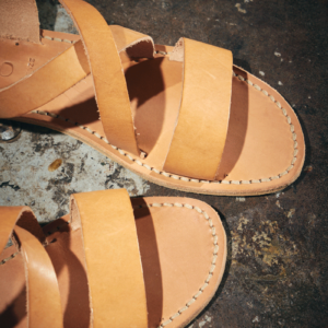 Sandalo in pelle chiaro - immagine 3